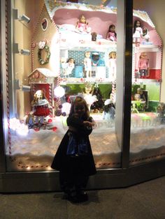 American Girl Dollhouse in NYC/Chicago store window (my daughter would LOVE visiting the American Girl Store during the holidays!) Gingerbread Dollhouse, American Girl Store, Holiday Window Display, Doll Storage, Doll Scenes, Christmas Window Display