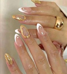 Rehaussez vos ongles avec ce superbe ensemble d'ongles de style y2k doré chromé. Les chromes dorés étant à la mode, il n'y a pas de meilleur ensemble à porter ! Elles respirent la classe et le style sans en faire trop. Parfait pour un ensemble d'ongles de tous les jours ou pour des occasions spéciales, telles que les mariages, la remise des diplômes, les anniversaires et les vacances spéciales. Chaque jeu de clous est fabriqué sur mesure pour chaque client. Si vous avez des questions sur la taille ou le style des ongles, veuillez m'envoyer un message, je me ferai un plaisir de vous aider ou de répondre à toutes vos questions. Nous comprenons que nos clients apprécient les livraisons rapides et transparentes, c'est pourquoi nous travaillons 24 heures sur 24 pour fournir des produits à press Gold Accent Nail, Gold Chrome Nails, Holiday Acrylic Nails, Reflective Nails, Bridesmaids Nails, Golden Nails, Chrome Nails Designs, Short Coffin, Fake Nail