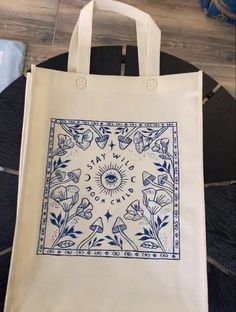 Totebag Prints Ideas, Painting On Canvas Tote Bags, Diy Totebags, Tote Bag Inspo Paint, Tote Painting Ideas, Paint Tote Bag Ideas