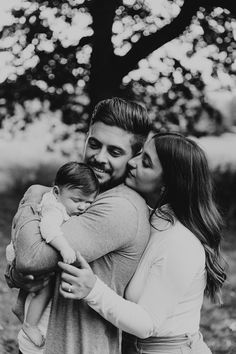 Family Pics With Newborn Outside, Family Photography With Newborn, Family Photo Poses With Newborn, Family Portrait Newborn, Newborn Photos Outside Fall, Fall Pictures With Newborn, Newborn Family Of 3 Photos, Lifestyle Newborn Outdoor, Family Portrait With Newborn