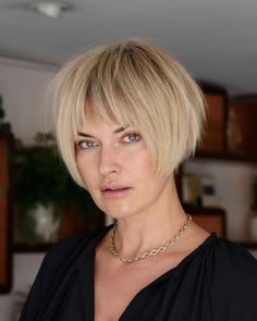 20 Super Chic Hairstyles For Fine Straight Hair, Hairstyle Bob, Short Layered Bob Haircuts, Hair Spring, Chic Bob, Stacked Bobs, Choppy Haircuts, Hair 2022, Stacked Bob