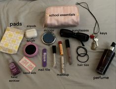 Whats In My Make Up Pouch, Whats In Ny School Bag, Mini Bag Essentials, Airport Essentials, Schul Survival Kits, School Emergency Kit, School Backpack Essentials, Everyday Bag Essentials, Essential Pouch