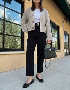 Shaker Cardigan Outfit, Cardigan Work Outfit, Cardigan Outfit Work, Bussines Casual Woman, Cute Business Casual, Smart Casual Work, Estilo Indie, Office Casual Outfit, Casual Outfit Inspiration