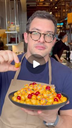 Antonio Maiolica on Instagram: "Struffoli 
Um docinho muito famoso , que não pode faltar nas mesas lá na Itália , o nome muda de cada região , e você já provaram aqui no Brasil ? Tem alguma cosa parecida … me contem aí 
Buon Natale 

#foodporn #chef #comida #pasta #saopaulo #comidacaseira #italy #explorepage #food #eeeeeats #struffoli #doce"