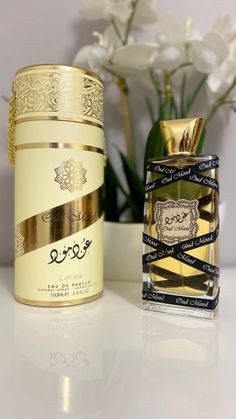 L’élégance de cette bouteille est, elle même, une magnifique expérience visuelle. Ce parfum au Oud vous permettra de voyager à travers tout le Moyen-Orient.  Le packaging de Oud Mood le place déjà hors catégorie. De la boîte ornée de filigranes dorées et de motifs orientaux, à la bouteille recouverte de sceaux évocateurs. Un mélange des notes énergisantes de oud et caramel créer un parfum floral et séduisant.   Durable dans le temps, Oud Mood est une eau de Parfum qui se fixera sur votre peau et vos vêtements. Elle n’attend plus que vous pour voyager !   Notes de tête: Safran, piment et rose Notes de cœur: Patchouli, caramel, oud et notes fleuries Notes de fond: Musc, encens, ambre, résines et notes boisées Oud Mood, Alcohol Free Fragrance, Perfume Collection Fragrance, Warm Fragrance, Perfume Scents, Woody Fragrance, Dubai Fashion