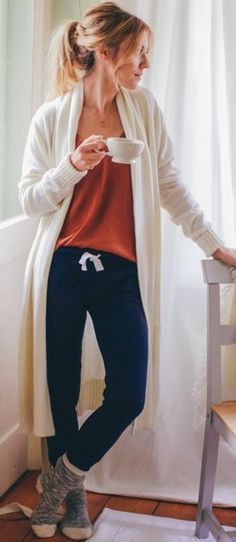 navy pants, an orange top, socks and a long white cardigan How To Wear Sweatpants, Looks Pinterest