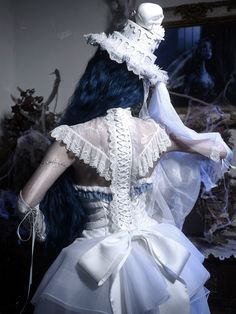 This exquisite garment features delicate lace detailing at the shoulders, the back is adorned with a unique spine-inspired lace-up design. The cape culminates in a voluminous, eye-catching bow at the tail, complemented by multiple layers of trailing fabric for a dramatic and whimsical finish. Bride Cape, White Goth, Steampunk Fashion Male, Gothic Skirts, Triangle Shawl, Triangle Shawls, Lace Chiffon, Corpse Bride, Tie Dye Designs