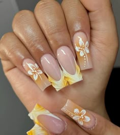 Beautiful 3D spring inspired nails Nagel Tips, French Acrylic Nails, Unique Acrylic Nails, Floral Nails, Short Acrylic Nails, Best Acrylic Nails