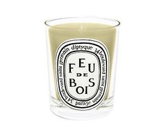 a candle that is sitting in front of a white background with the words feu de bos on it