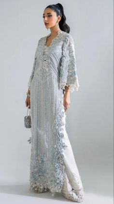 Dress Brokat Modern, Pakistani Formal Dresses, Sana Safinaz, Designer Suit, Pakistani Fancy Dresses, Indian Dresses Traditional, Traditional Indian Outfits, Bridal Dress Fashion, Simple Pakistani Dresses