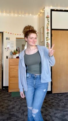 not seen: gray converse and my jeans are flared Casual Indie Outfits, Curly Hair Bun, Gray Converse, Curly Bun Hairstyles, Grey Converse, Oc Inspiration, Hair Bun, Indie Outfits