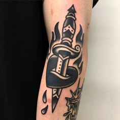 American Traditional Knife Tattoo, American Traditional Knife, Oldschool Tattoo Black, Traditional Knife Tattoo, Traditional Forearm Tattoo, American Traditional Dagger, Heart And Dagger Tattoo