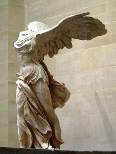 La victoria alada: la Niké de Samotracia Hellenistic Art, Winged Victory Of Samothrace, Winged Victory, Ancient Greek Sculpture, Famous Sculptures, Istoria Artei, Angel Statue, Bust Sculpture