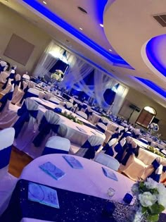 the banquet room is decorated with blue and white linens