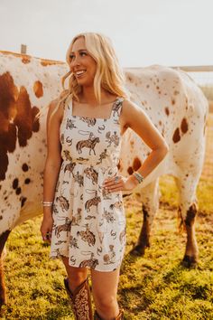 Western print dress. Cute western concert outfit idea and inspo. Short western dress for summer. Western Sundress, Western Concert Outfit, Vintage Western Dress, Short Summer Dress, Western Pattern, Western Dress, Country Dresses, Country Concert Outfit, Short Summer Dresses