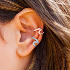 Description - You Can't Live The Pura Vida Life Without The Waves! The Stone Wave Ear Cuff Is An Easy-To-Wear Style With Tiny Turquoise Or Opal Stones Set Into A Silver Or Rose Gold Finished Cuff. Details - - Silver: Brass Base With Rhodium Plating And Turquoise Stones - Rose Gold: Brass Base With Rose Gold Plating And Czech Crystal Stones - Malleable With Open Ends To Allow Adjusting Rose Gold Boho, Pura Vida Bracelets, Silver Ear Cuff, Ear Cuffs, Girly Jewelry, Stunning Jewellery, Jewelry Inspo, Ear Jewelry, Cute Earrings