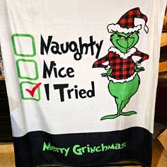 there is a sign that says merry grinmas on it