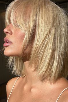 Blond Short Layered Hair, Blonde Short Shag Hairstyles, Short Blond Haircut With Bangs, Short Blonde Hair With Bangs And Layers, Blond Short Hair With Bangs, Blonde Bob Layers, Short Blonde Hairstyles With Bangs, Medium Short Hair With Layers, Layered Haircut For Short Hair