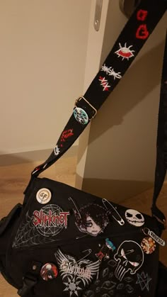 Goth Bags For School, Backpack With Patches And Pins Grunge, Emo School Bag, Goth Backpacks For School, Patch Bag Punk, Alt Backpack Diy, Diy Punk Backpack, Backpack With Pins And Patches, Bag With Pins And Patches