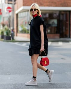 15 Outfits con medias que dejarán heladas a todas tus haters Sheer Socks Outfit, Sheer Socks, Looks Street Style, Street Style Inspiration, Mode Inspo, Casual Street Style, Looks Style, Look Chic