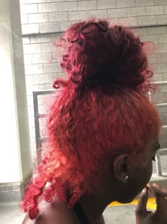 Red Natural Hair, Colored Natural Hair, Ponytail Curly, Colourful Hair, Dyed Hair Inspiration, Dyed Natural Hair, Coloured Hair