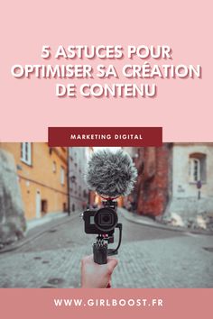 a person holding a camera with the words 5 astuces pour optimiser sa creation de contenu