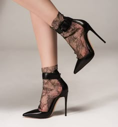 Heels And Socks, Feminine Shoes, Look Legging, Gothic Chic, Fashion Shoes Heels, Socks And Heels, Killer Heels