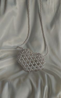 pearls bag. Il cuore. heart. handmade. aesthetic. photo ideas. Instagram. diy. сумка в виде сердца. сумка из жемчуга. жемчужная сумочка. аксессуары. accessories. эстетика. маленькая сумка из бусин. ручная работа. Aesthetic Photo Ideas Instagram, Pearls Bag, Aesthetic Photo Ideas, Fancy Clutch, Photo Ideas Instagram, Handmade Aesthetic, Pearl Bag, Instagram Diy, Aesthetic Photo