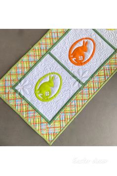 a quilted placemat with two cats on the front and one cat on the back