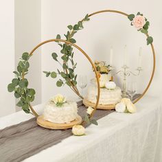 gold cake stand, floral hoop centerpiece, floral arch, cake display stand, modern cake stand#color_gold Metal Cupcake Stand, Arch Cake, Round Wedding Arch, Circle Cake, Metal Cake Stand, Wooden Cake Stands, Beautiful Cake Stands, Wooden Cake, Metal Arch