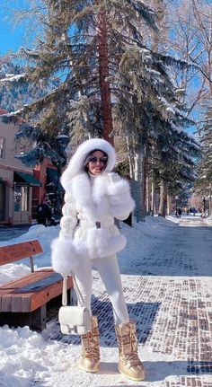 Elegant Snow Outfit, Classy Snow Outfits, Winter Wonderland Outfits For Women, Snow Looks For Women, White Snow Outfit, Snow Aesthetic Outfit, Winter Wonderland Outfit Ideas, Outfit Nieve, Aspen Aesthetic