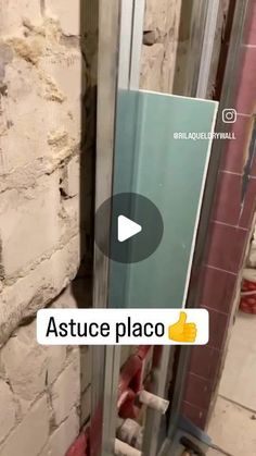 an image of a glass shower door with the words astouce placo on it