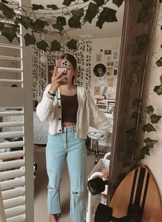 Hole Cardigan Outfit, Outfits With Knitted Cardigans, Outfits With Sweaters Cardigans, Cardigan Styled Outfits, Cropped Sweater Cardigan Outfit, Crop Sweater Cardigan Outfit, Cardigan Mom Jeans Outfit, Cardigan And Crop Top Outfit, Short Knit Cardigan Outfit