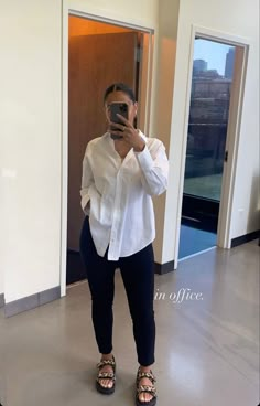 Hospitality Outfit Women, Business Casual Therapist Outfits, Office Outfit With Leggings, Comfy Work Outfit Summer Casual, No Heels Outfit Classy, Nanny Outfit Ideas Casual, Salon Receptionist Outfit, Casual Work Outfits Summer Office Wear Jeans Women, Comfy Teacher Outfits Summer