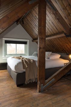 a upstairs bedroom in a wooden house. Apartment Furnishing, Wooden Roof, Wooden Room, City Apartments, City Apartment, Apartment Ideas, Utrecht, Natural Look