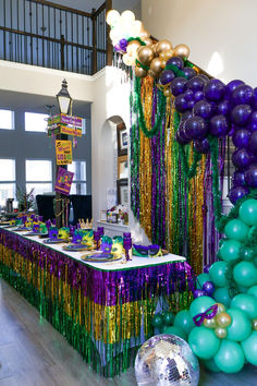 Mardi Gras party setup with green, purple, and gold decorations. Mardi Gras 21st Birthday Party, Mardi Gras Trunk Or Treat Ideas, Mardi Gras Themed Wedding, Mardi Gras Birthday Party Ideas, Carnaval Party Decoration, Mardi Gras Engagement Party, Mardi Gras Birthday Party For Kids, Mardi Gras Prom Theme