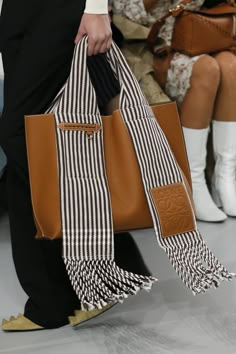 Loewe Spring 2018 Ready-to-Wear Accessories Photos - Vogue Jute Products, Sac Diy, Yoga Bag, Eco Bag, Garter Stitch, Denim Bag, Fabric Bags, Fabric Bag, Sewing Bag