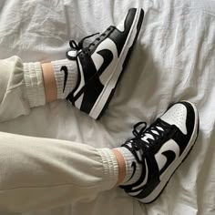 Sepatu Air Jordan, Trendy Shoes Sneakers, Nike Shoes Girls, Dr Shoes, Preppy Shoes, Jordan Shoes Girls, All Nike Shoes, Cute Nike Shoes, Hype Shoes