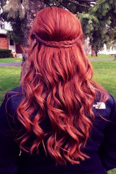 Curly red hair. #Hair #Beauty #Redheads Red Bob Hair, Curly Red Hair, Red Violet Hair, Future Hairstyles, Occasion Hair, Short Red Hair, Violet Hair, Hair Color Burgundy