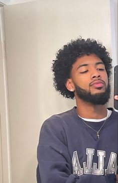 Mens Twists Hairstyles, Taper Fade Curly Hair, Black Hair Cuts, Curly Hair Fade, Men Haircut Curly Hair, Black Men Beards, Light Skin Men, Black Men Haircuts, Mens Hairstyles Thick Hair