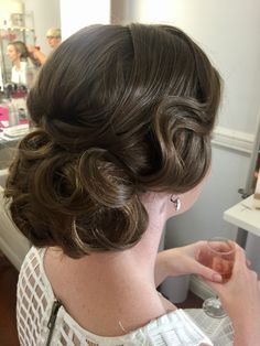 Vintage Formal Updos, Easy Vintage Updo For Long Hair, 50s Wedding Hair Updo, Vintage Wedding Hairstyles Updo, Vintage Inspired Bridal Hair, Art Deco Updo, Vintage Updo With Bangs, Vintage Updos For Medium Length Hair, Vintage Bridal Updo