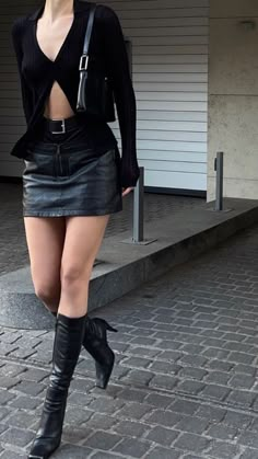 Peony Aesthetic, Street Outfits, Aesthetic Streetwear, Looks Black, Mini Short, Mode Inspo, Faux Leather Skirt, Dress Vintage