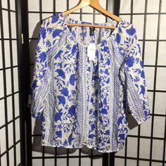 Gap Floral Top Size L Nwt Gap Tops For Spring Vacation, White Gap Tops For Vacation, Gap White Spring Blouse, Spring Beach Tops From Gap, Gap Casual Blouse For Spring, Casual Gap Blouse For Spring, Gap Blue Tops For Spring, Floral Top, Floral Tops