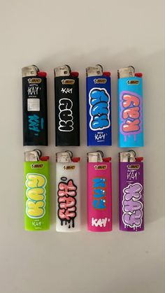 isqueiro graffiti Things To Tag Graffiti, Drawing On Lighter Ideas, Drawings On Lighters, Lighter Ideas Diy, Graffiti Lighter, Decorating Lighters Diy, Spray Paint Ideas Graffiti Easy, Lighter Graffiti, Painted Lighters Aesthetic