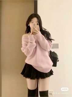 Pink N Black Outfit, Black And Pink Winter Outfit, Pink Outfit Ideas Winter, Pink Outfits Skirt, Doyuin Outfits, Black Pink Outfit Ideas, Pink Korean Outfit, Kpop Outfits Women, Pink Skirt Outfit Ideas