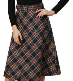 I want this skirt. Casual Halloween, Holiday Skirts, Basic Blouses, Tartan Skirt, Chic Heels, Plaid Fashion, Plaid Skirts, Chic Woman, Bottom Clothes