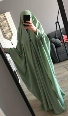 Irani Abaya Chadar, Green Abaya Aesthetic, Muslimah Fashion Casual, Hijabi Outfit, Hijab Niqab, Modest Fashion Hijab, Abaya Designs, Hijabi Outfits