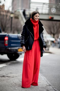 Oversized Red Sweater, Fashion Trend Book, Winter Outfits 2020, Street Style 2018, Modern Street Style, Look Jean, Top Street Style, New York Street Style, New York Fashion Week Street Style