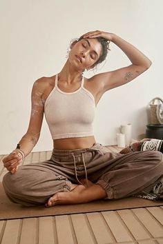 Summer Workout Outfits, Yoga Girls, Yoga Photoshoot, Boho Yoga, Yoga Photos, Free People Activewear, Pilates Studio