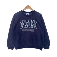 BITTE LESEN SIE DIE BESCHREIBUNGEN VOR DEM KAUF. Kontaktieren Sie mich für Fragen zu diesem Tuch Vintage OXFORD UNIVERSITY Sweatshirt Pullover Langarm Dunkelblaue Farbe T-Shirt mittlere Größe Streetwear Sportswear Pullover Campus TAG MARKE:- OXFORD CAMPUS GRÖSSE AUF ANHÄNGER:- M TATSÄCHLICHE GRÖßENMESSUNG: - ARM-GRUBE ZU ARM-GRUBE: 22 "Zoll RÜCKKRAGEN BIS SAUM: 60 cm HÜLSENLÄNGE: 21 "Zoll" ZUSTAND :- Guter gebrauchter Zustand. leicht verblasste Farbe. Kein Loch. Haben einige auffällige verfärbte Oxford Campus, Dark Blue Colour, Streetwear Sportswear, University Sweatshirts, Oxford University, Dark Blue Color, Blue Colour, Sweater Long Sleeve, Used Clothing